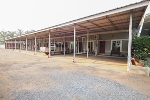 Free self parking - OYO 676 Kradangnga Resort (Nakhon Ratchasima)