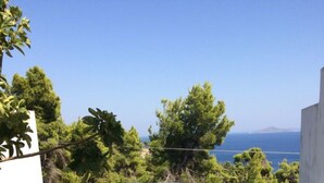 A stone bench with the inscription "ALONIRO" in a courtyard with a view of the sea and greenery. - Aloniro - Studio 1 (Alonnisos)