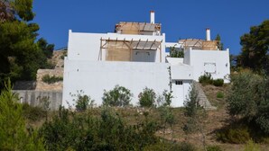 A white building with a flat roof, a small staircase, and a wooden pergola. - Aloniro - Studio 1 (Alonnisos)