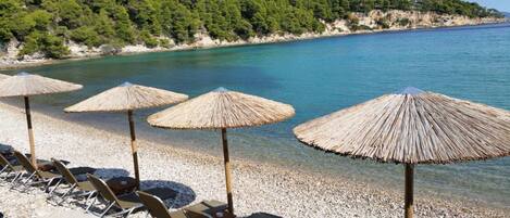 Plage à proximité, chaises longues