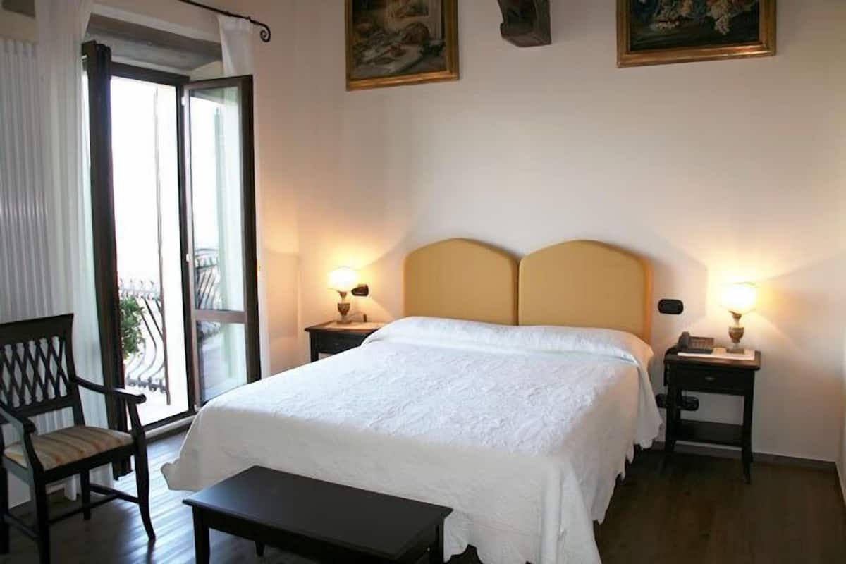 Junior suite, balkon | 1 slaapkamer, luxe beddengoed, een minibar, een kluis op de kamer