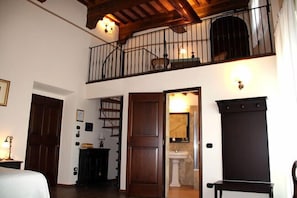 Suite, Balcony | Premium bedding, minibar, in-room safe, desk - Meublé Il Riccio (Montepulciano)