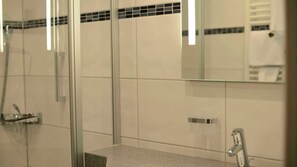 Shower, hair dryer, towels - Double room 4 - Erd's Hoimatle (Jungholz)