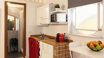 Estudio City | Cocina privada | Frigorífico, microondas, placa de cocina y cafetera o tetera