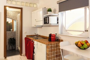Estudi urbà | Cuina privada | Frigorífic, microones, placa de cuina i cafetera i tetera 
