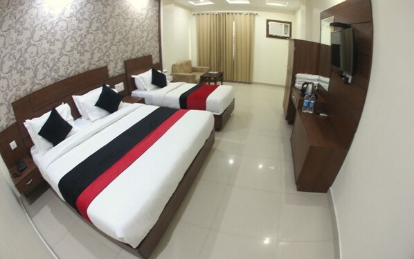 Superior Triple Room | Meja, kalis bunyi, Wi-fi percuma 