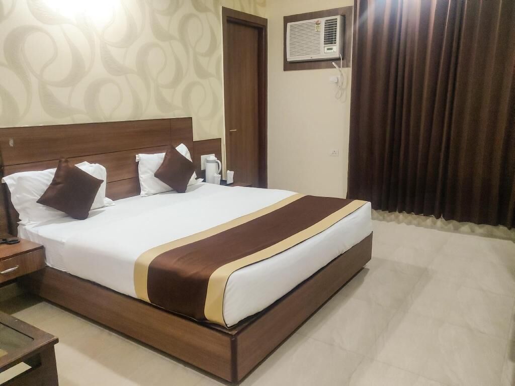 Desk, soundproofing, free WiFi, wheelchair access