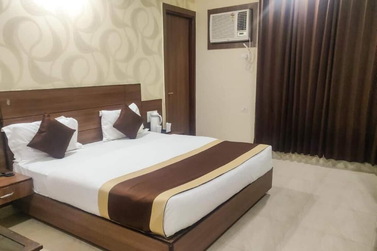 Desk, soundproofing, free WiFi, wheelchair access