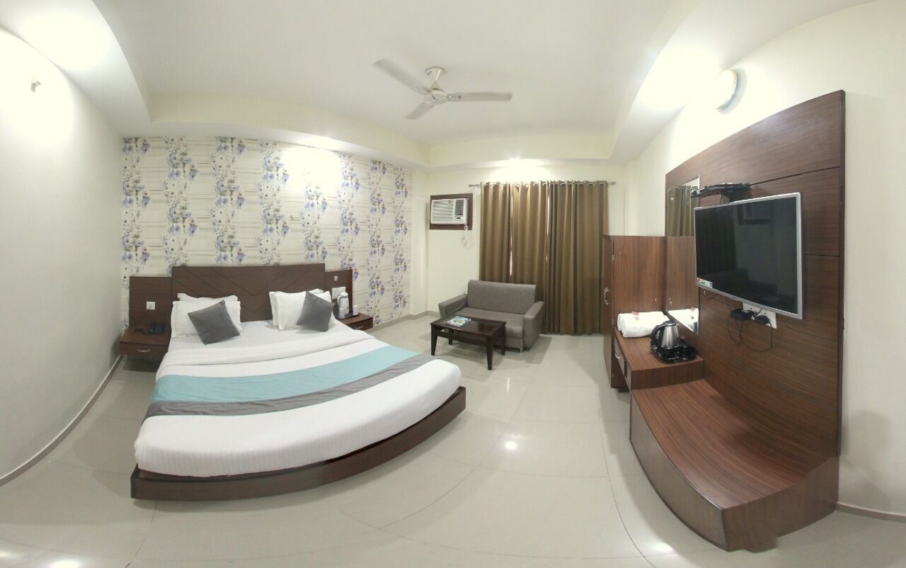 Desk, soundproofing, free WiFi, wheelchair access