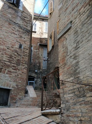 Property grounds - Charming, newly renovated country house in the Marche (Pergola)