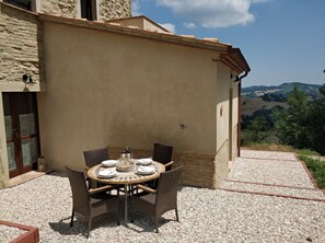 Outdoor dining - Charming, newly renovated country house in the Marche (Pergola)