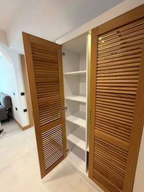 Apartamento familiar, 2 habitaciones, no fumadores | 2 dormitorios, minibar, caja fuerte y cortinas opacas