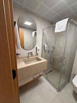 Apartamento família, 2 quartos, para não fumantes | Banheiro | Chuveiro, secador de cabelo, bidê, toalhas de banho