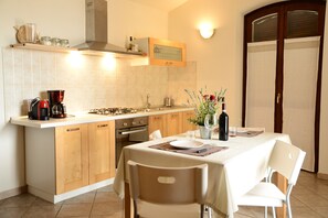 Kühlschrank, Ofen, Wasserkocher mit Kaffee-/Teezubehör, Wasserkocher