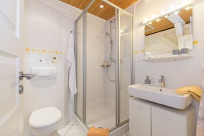 Ferienwohnung 2 | Badezimmer | Dusche, kostenlose Toilettenartikel, Haartrockner, Handtücher