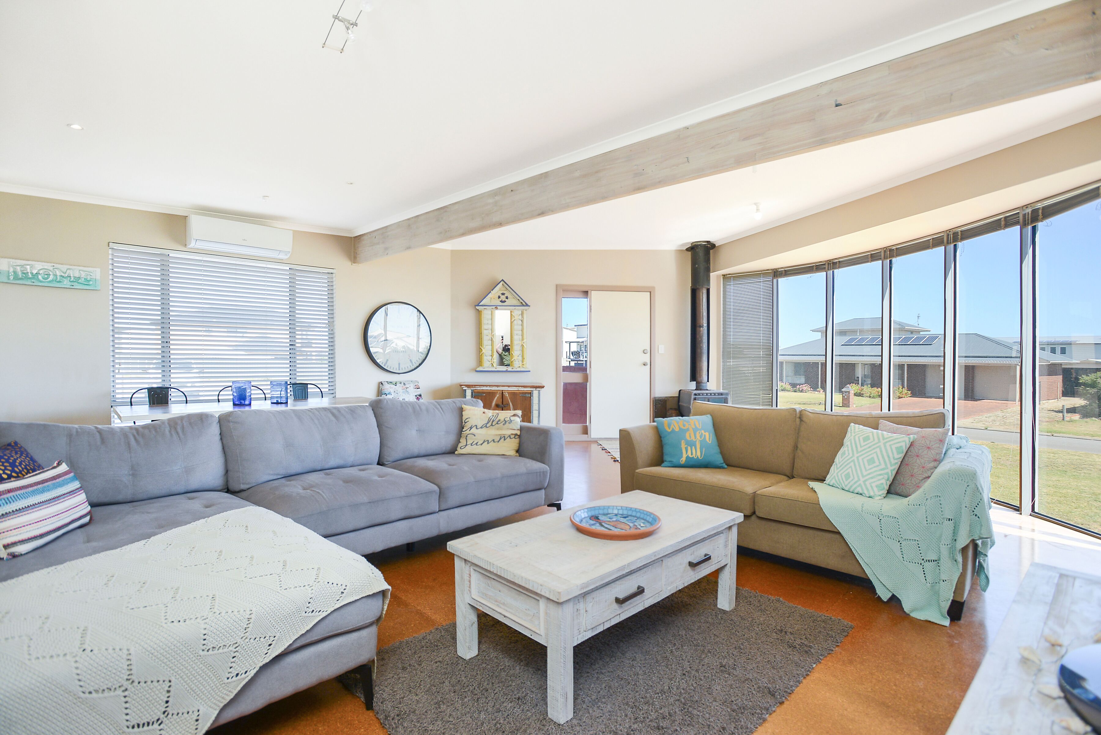 Guaranteed late checkout. Funky Beach House Close To Surf. Pets Welcome, Wi-Fi