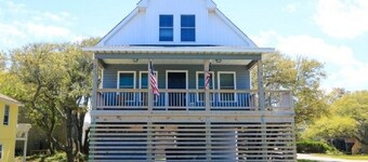 3 Bedroom 4 Bath Oceanside! 5 Star Property! Great Location!