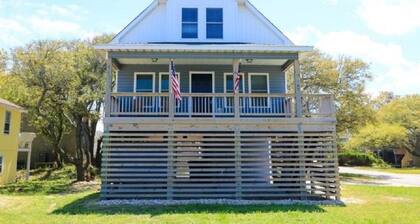 3 Bedroom 4 Bath Oceanside! 5 Star Property! Great Location!