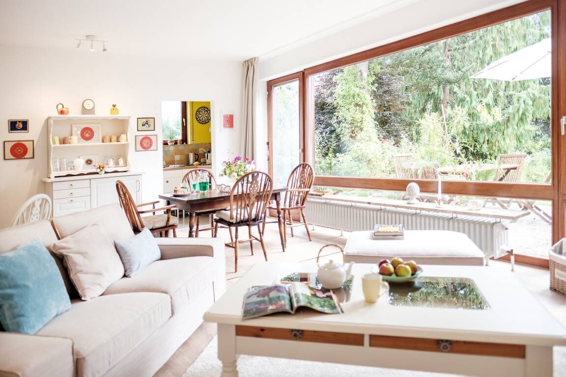 Smart TV, DVD player, books, stereo