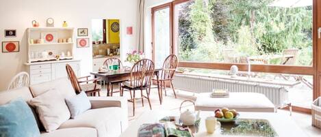 Smart TV, DVD player, books, stereo