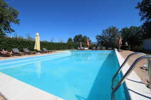 Outdoor pool - Large apartment with shared swimming pool, located in a natural park, Rome 100 km (Isoletta)