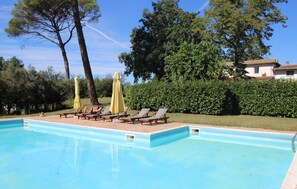 Outdoor pool - Large apartment with shared swimming pool, located in a natural park, Rome 100 km (Isoletta)