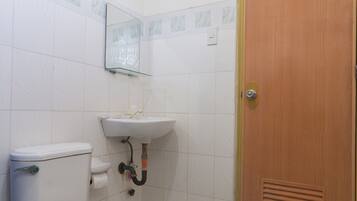Standard Twin Room | Bathroom | Shower, free toiletries, bidet, towels