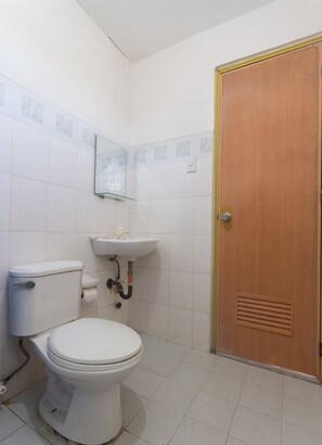 Standard Twin Room | Bathroom | Shower, free toiletries, bidet, towels