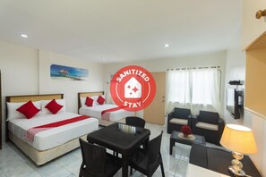 Suíte família | Sala de estar | TV de tela plana 32 polegadas com canais a cabo, TV