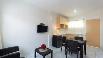 Family Suite | Living area | 32-inch flat-screen TV with cable channels, TV