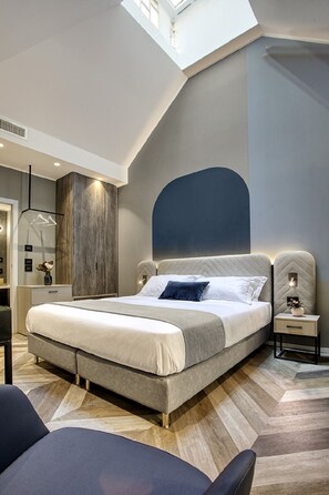 Schreibtisch, schallisolierte Zimmer, Bügeleisen/Bügelbrett