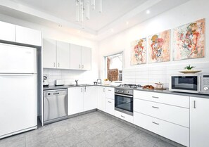 Køleskab, mikrobølgeovn, ovn, kogeplade