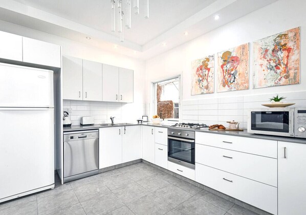 Kühlschrank, Mikrowelle, Ofen, Herdplatte