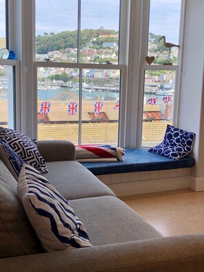 Smart TV, fireplace, video games, books