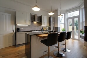 Fridge, microwave, stovetop, dishwasher - Belmont Road (Broadstairs)