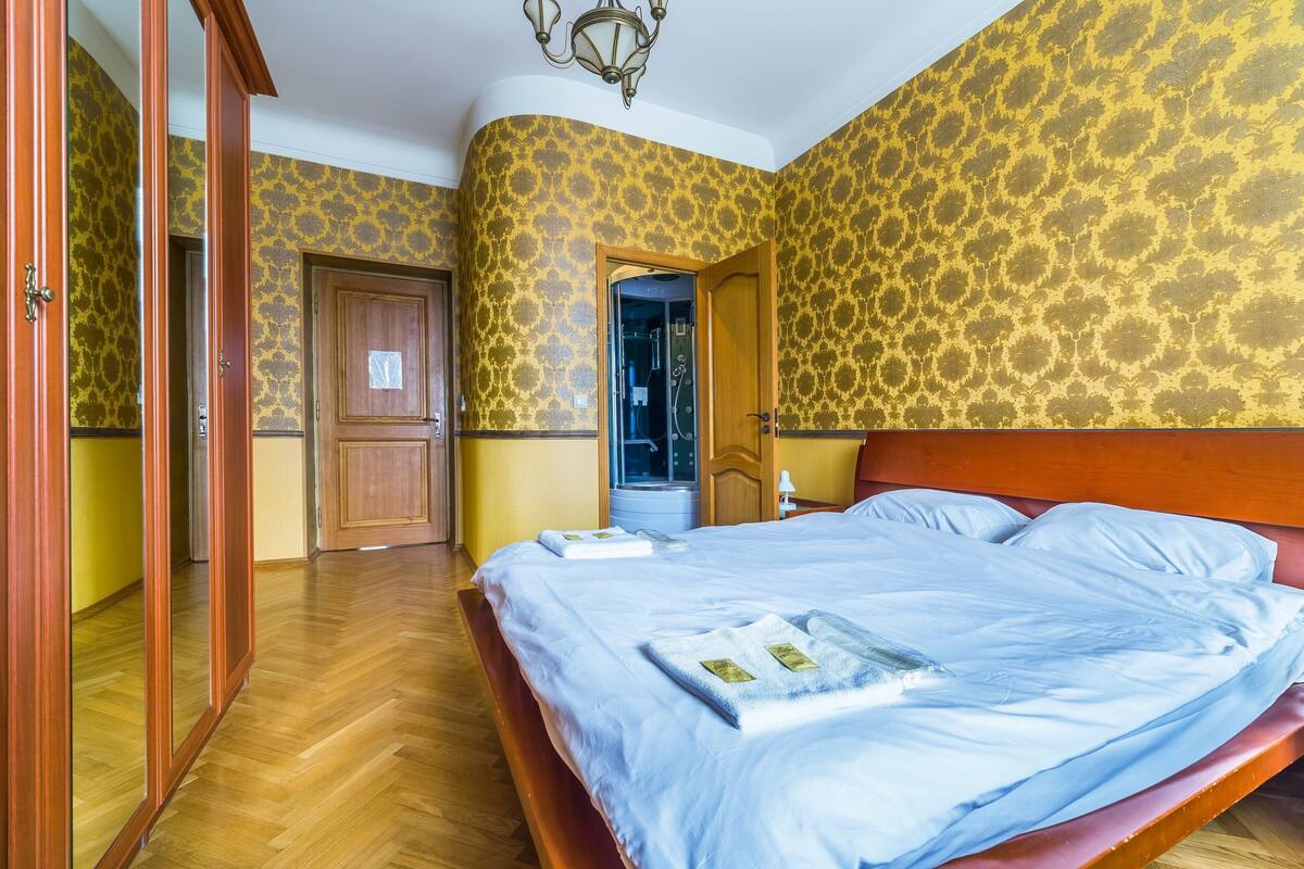Deluxe-Doppelzimmer, eigenes Bad | Bügeleisen/Bügelbrett, kostenloses WLAN, Bettwäsche