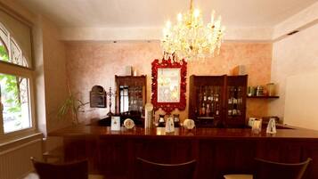 Bar (trong khuôn viên)