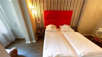 Phòng đôi Tiêu chuẩn | Trang trí khác biệt, trang bị nội thất với thiết kế riêng biệt, bàn