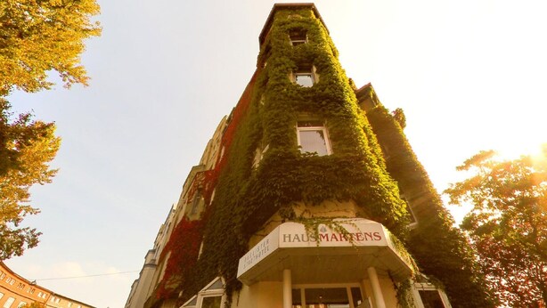 A building with a sign reading "HAUSMARTENS" and "PASTELSTIER SFAHTHOTEL". - Haus Martens Das Lister Stadthotel (Hannover)