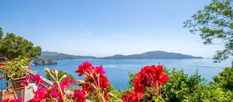 Between dreams and stars, Villa Capo Stella stands majestically on the cliff and is embraced by the