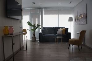 Loft, 2 camere da letto, balcone | Area soggiorno | TV a schermo piatto