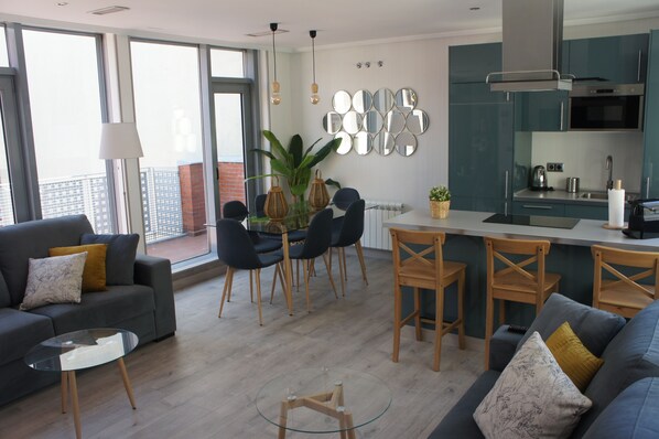 Loft, 1 camera da letto, balcone (4) | Area soggiorno | TV a schermo piatto