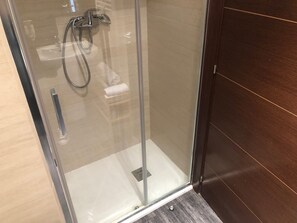 Loft, 2 Bedrooms, Balcony | Bathroom | Hair dryer, towels, soap, shampoo - Arizonica Suites (Madrid)