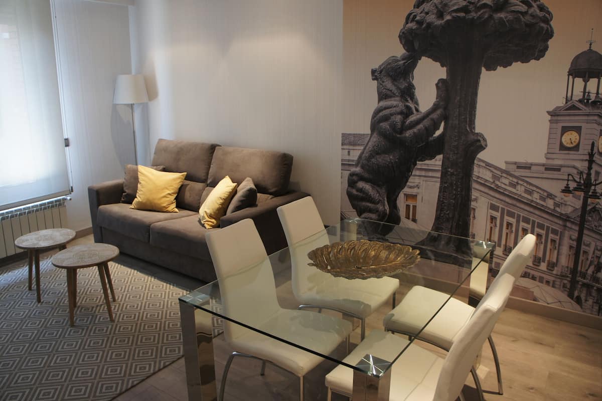 Departamento, 1 habitación, balcón | Área de sala de estar | Televisión de pantalla plana