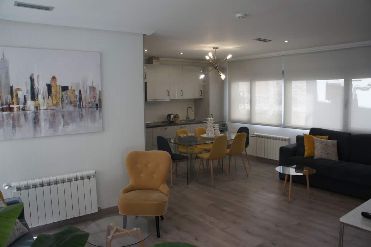 Loft, 2 habitaciones, balcón | Área de sala de estar | Televisión de pantalla plana