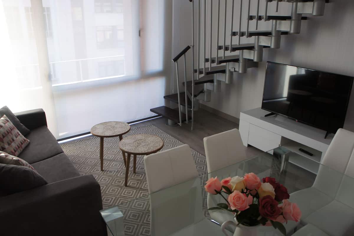 Dúplex, 2 habitaciones, Terraza | Área de sala de estar | Televisión de pantalla plana