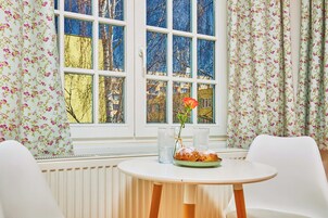 Escritorio, cortinas blackout, cunas gratuitas y wifi gratis 