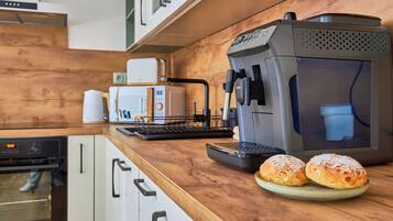 Apartment QUEEN | Eget tekjøkken | Kjøleskap, mikrobølgeovn, kokeplater og espressomaskin