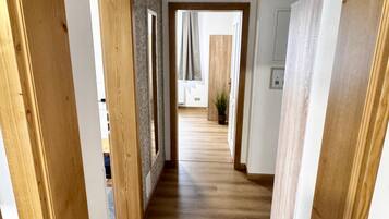 Comfort-Apartment, 2 Schlafzimmer, Erdgeschoss | Schreibtisch, Verdunkelungsvorhänge, kostenlose Babybetten