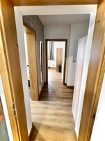 Escritorio, cortinas blackout, cunas gratuitas y wifi gratis